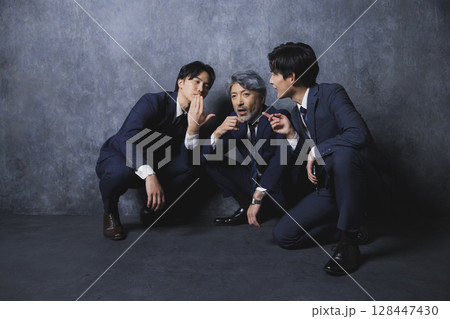 話し込む3人のビジネスマン 話し込む3人のビジネスマン 128447430