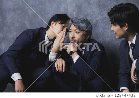 話し込む3人のビジネスマン 話し込む3人のビジネスマン 128447435