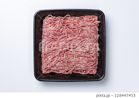 白背景に国産牛と豚の合挽きミンチパックを俯瞰 白背景に国産牛と豚の合挽きミンチパックを俯瞰 128447453