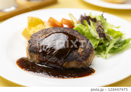 ソースがかかったハンバーグと彩り野菜の盛り付け 128447473