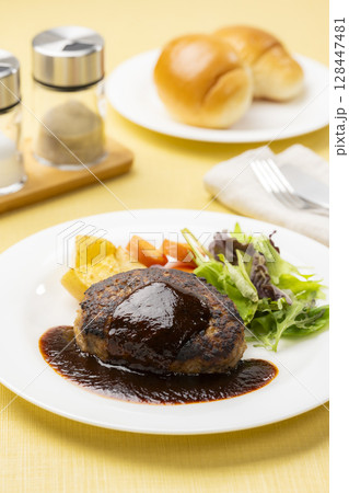 ハンバーグステーキと付け合わせ野菜とパンの洋食セット ハンバーグステーキと付け合わせ野菜とパンの洋食セット 128447481