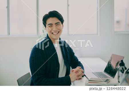 オフィスで働く男性 128448022