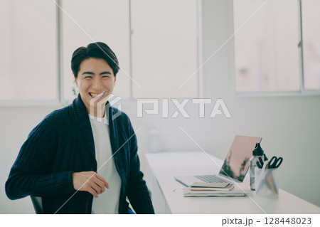 オフィスで働く男性 128448023