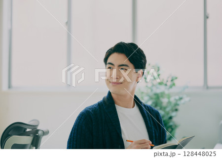 オフィスで働く男性 128448025