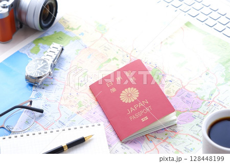 日本のパスポート（一般旅券10年用赤色）を用意して、次の長期休暇に備えて、海外旅行を計画中のイメージ 128448199