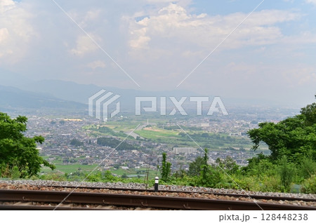 姨捨駅への引き込み線の向こうに見える善光寺平 128448238
