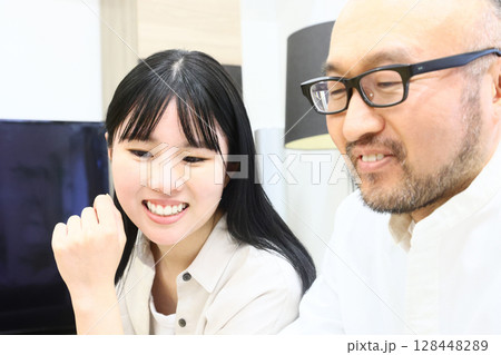 リビングで話す家族 リビングで話す家族 128448289