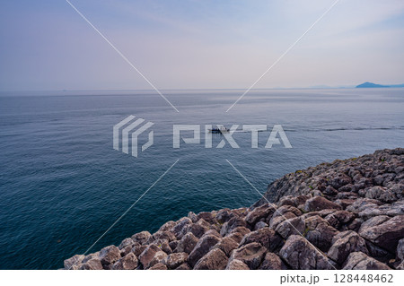 （佐賀県唐津市）七ツ釜園地から見る玄界灘　沖の船 128448462