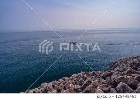 （佐賀県唐津市）七ツ釜園地から見る玄界灘　沖の船 128448463