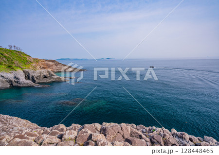 (佐賀県唐津市)七ツ釜園地から見る玄界灘 沖の船 (佐賀県唐津市)七ツ釜園地から見る玄界灘 沖の船 128448465