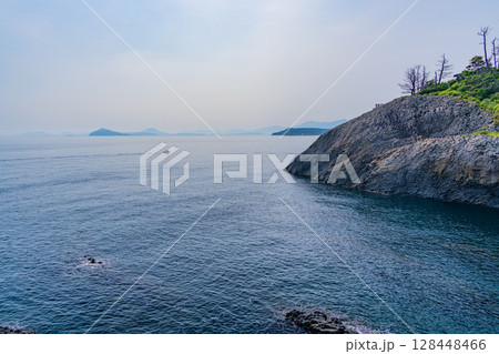(佐賀県唐津市)七ツ釜園地から見る玄界灘 沖の船 (佐賀県唐津市)七ツ釜園地から見る玄界灘 沖の船 128448466