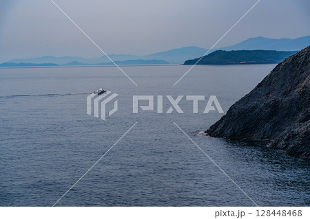 （佐賀県唐津市）七ツ釜園地から見る玄界灘　沖の船 128448468