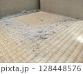 家具を動かすとホコリが溜まっている 128448576