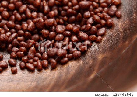 Coffee spice with aromatic cocoa sprinkles in wooden bowl  128448646