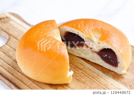 半分に切った、あんぱん（こしあんぱん） 128448672