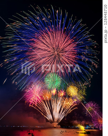 夜空に咲く大輪の花火 128448710