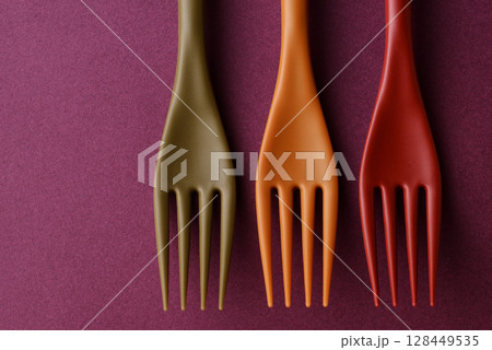 三本並んだフォーク 128449535