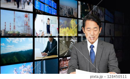 ニュース番組でニュースを報道するアナウンサー ニュース番組でニュースを報道するアナウンサー 128450511