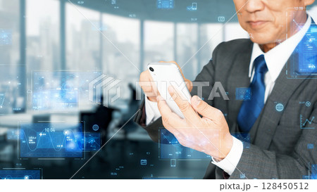 オフィスでスマホを使うビジネスマンとデジタルテクノロジー オフィスでスマホを使うビジネスマンとデジタルテクノロジー 128450512