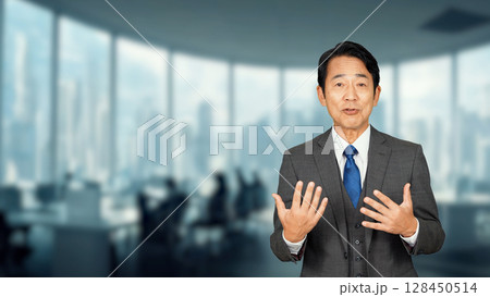 オフィスで演説するエグゼクティブ男性 128450514