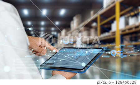 物流倉庫でタブレットを使うエンジニアとデジタルネットワーク 128450529