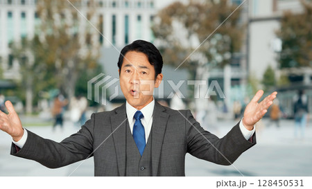 街で演説する男性 街頭演説 政治家 街で演説する男性 街頭演説 政治家 128450531