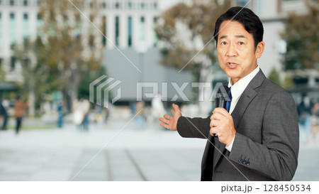 街を紹介する男性 レポーター 街を紹介する男性 レポーター 128450534