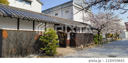 日本酒「福寿」醸造元の神戸酒心館の長屋門と桜の木 128450681