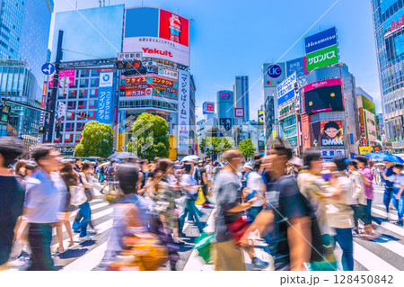 日本の東京都市景観 インバウンド続く…外国人観光客らで賑わう渋谷スクランブル交差点などを望む 128450842