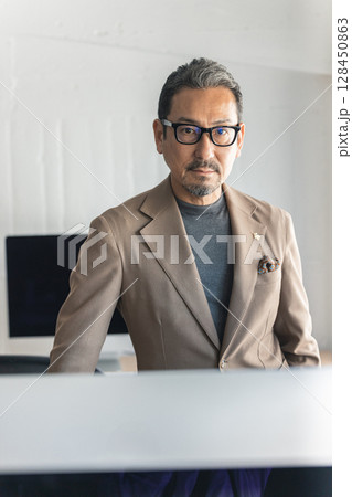 スーツを着たシニア男性 128450863