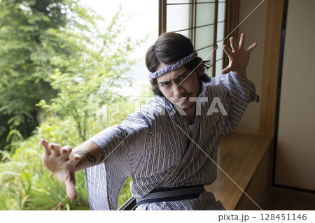 温泉宿でくつろぐ外国人男性 128451146