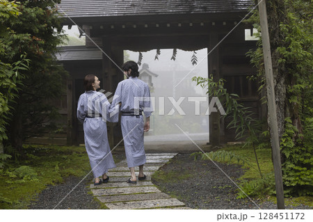 温泉宿でくつろぐ外国人カップル 温泉宿でくつろぐ外国人カップル 128451172