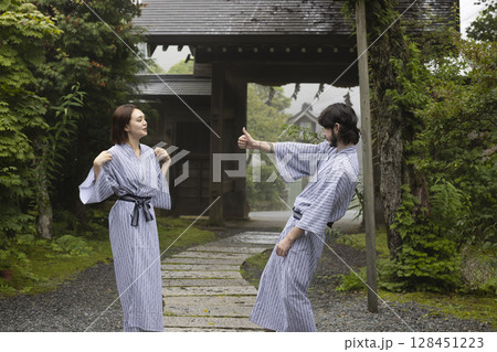 温泉宿でくつろぐ外国人カップル 温泉宿でくつろぐ外国人カップル 128451223