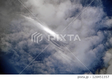 よく見ていると何かに見えてくる不思議な形の雲 よく見ていると何かに見えてくる不思議な形の雲 128451357