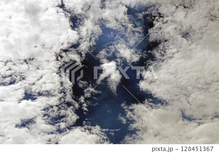 よく見ていると何かに見えてくる不思議な形の雲 128451367