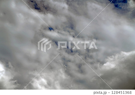 よく見ていると何かに見えてくる不思議な形の雲 128451368