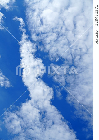 よく見ていると何かに見えてくる不思議な形の雲 128451371