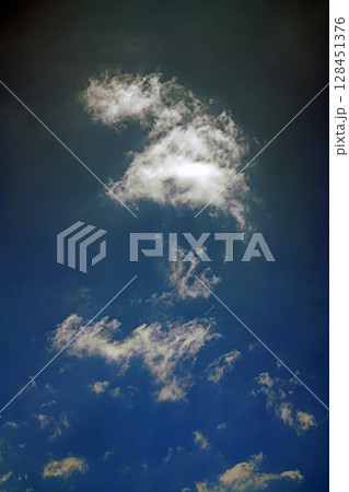 よく見ていると何かに見えてくる不思議な形の雲 128451376