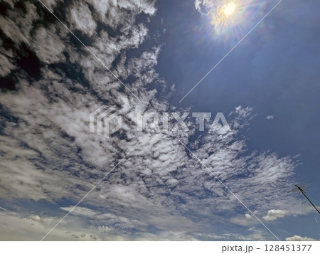 よく見ていると何かに見えてくる不思議な形の雲 よく見ていると何かに見えてくる不思議な形の雲 128451377