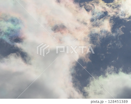 よく見ていると何かに見えてくる不思議な形の雲 よく見ていると何かに見えてくる不思議な形の雲 128451389