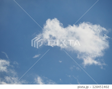 よく見ていると何かに見えてくる不思議な形の雲 128451402