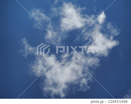 よく見ていると何かに見えてくる不思議な形の雲 128451406