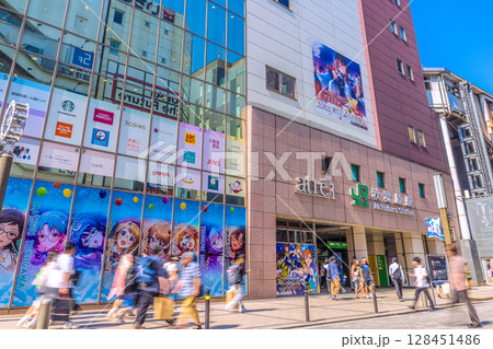 日本の東京都市景観7月3日。インバウンド続く…外国人観光客らで賑わう秋葉原 128451486