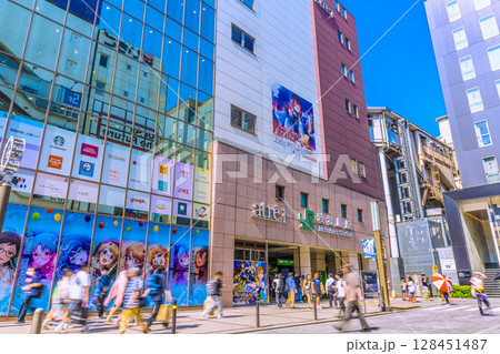 日本の東京都市景観7月3日。インバウンド続く…外国人観光客らで賑わう秋葉原 128451487