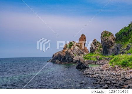 （佐賀県唐津市）湊の立神岩 128451495