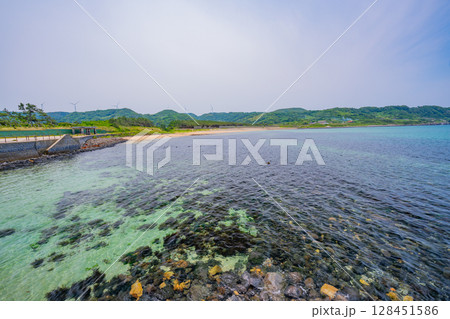 (佐賀県唐津市)立神園地(湊の立神岩)の海 (佐賀県唐津市)立神園地(湊の立神岩)の海 128451586