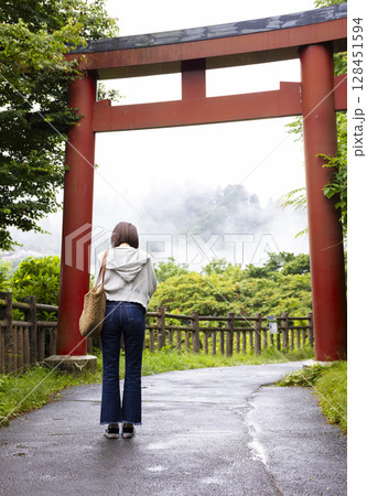 日本を旅する女性 日本を旅する女性 128451594