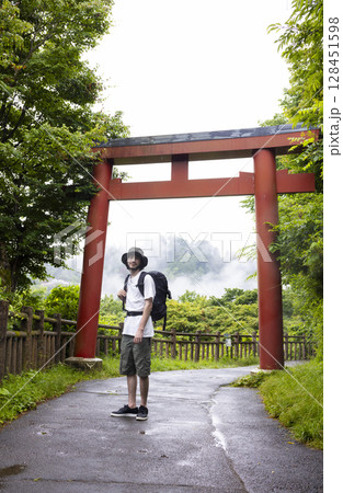 日本観光を楽しむインバウンド男性 日本観光を楽しむインバウンド男性 128451598