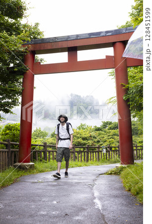 日本観光を楽しむインバウンド男性 128451599