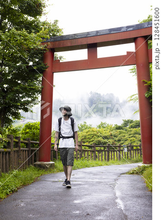 日本観光を楽しむインバウンド男性 128451600